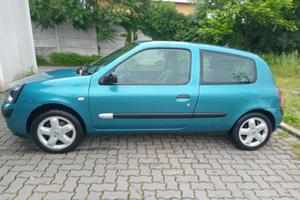 Renault Clio azzurra