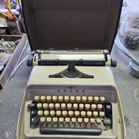 Macchina da scrivere Adler