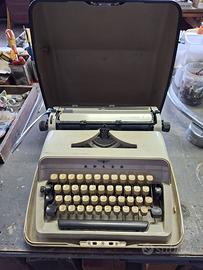 Macchina da scrivere Adler