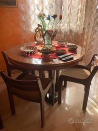 Tavolo da salotto rotondo con sedie