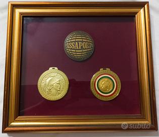 Cornice con 3 medaglie commemorative