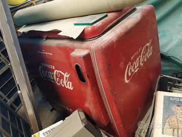 oggetti vari coca cola lampadario insegna orologio