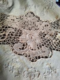 Copriletto vintage in lino e pizzo Burano