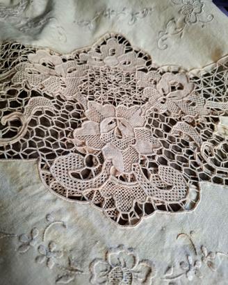 Copriletto vintage in lino e pizzo Burano