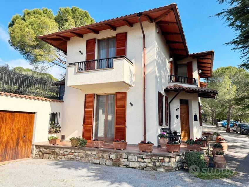 Villa panoramica con annessi e oliveto -PRV/106-