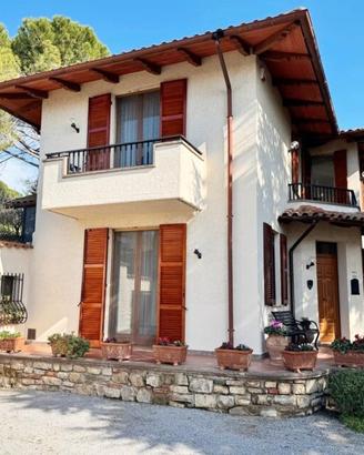 Villa panoramica con annessi e oliveto -PRV/106-