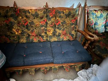 Salottino con divano, lampadario e tavolino