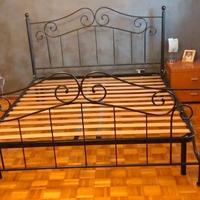 Letto matrimoniale in ferro battuto con doghe