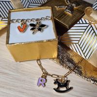 Bracciale con iniziale e charms decorativi