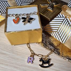 Bracciale con iniziale e charms decorativi