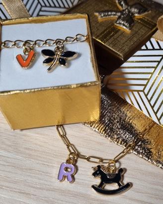 Bracciale con iniziale e charms decorativi