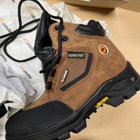 Jallatte, 37, calzature antinfortunistiche.