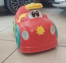 Macchinina cavalcabile primi passi.