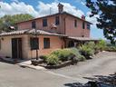 ampio-casale-a-solomeo-con-2-piscine