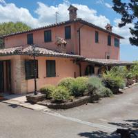 Ampio Casale a Solomeo con 2 Piscine