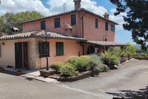 Ampio Casale a Solomeo con 2 Piscine