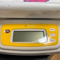 Bilancia pesa neonato
