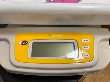 Bilancia pesa neonato