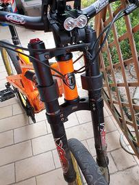 bicicletta downhill praticamente nuova