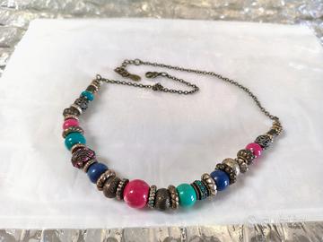 Collana etnica con perle colorate e dettagli
