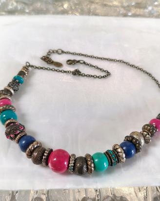 Collana etnica con perle colorate e dettagli