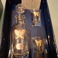 bottiglia in cristallo con tappo e due bicchieri