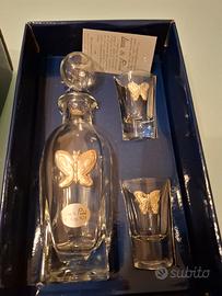 bottiglia in cristallo con tappo e due bicchieri