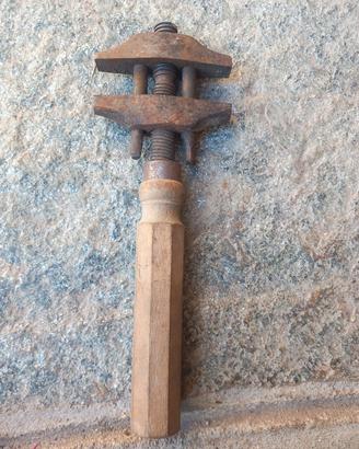 Vecchia morsa a mano in ferro con manico in legno