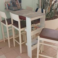 penisola con cinque sgabelli 