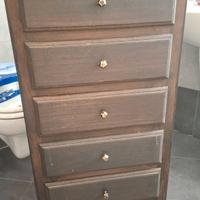 Cassettiera in legno.