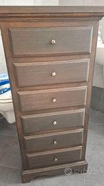 Cassettiera in legno.