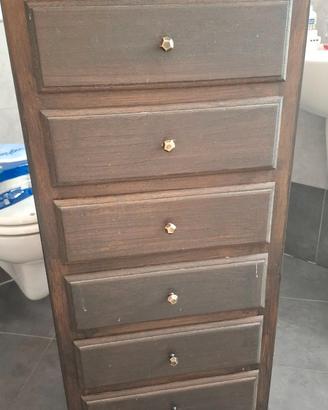 Cassettiera in legno.
