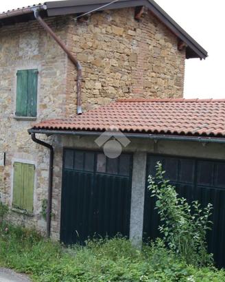 CASA INDIPENDENTE A CARPINETI