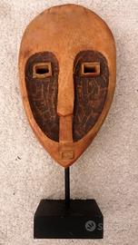 Statuetta artigianale in legno