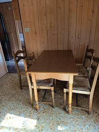 Tavolo in legno con sedie