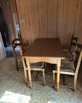 Tavolo in legno con sedie