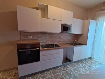 Cucina con elettrodomestici 