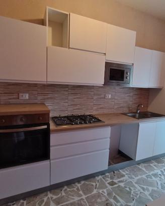 Cucina con elettrodomestici 