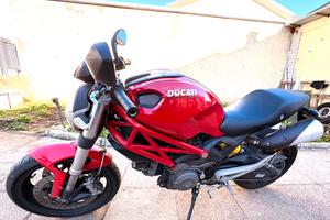 Moto ducati moster 696