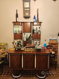 Mobile bar vintage anni ’70 in legno con sgabelli