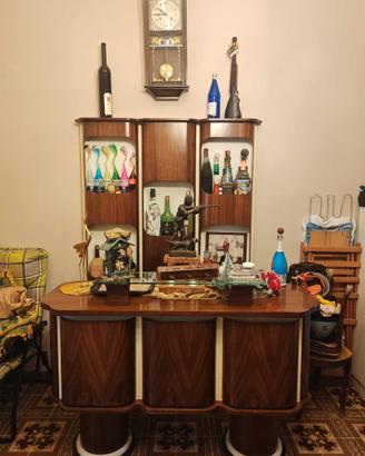 Mobile bar vintage anni ’70 in legno con sgabelli