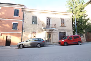 CASA INDIPENDENTE SU TRE PIANI CON CORTE - DA RIST