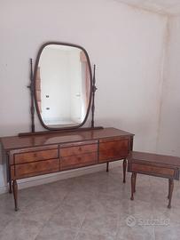 Mobile antico/ comò con specchiera e un comodino