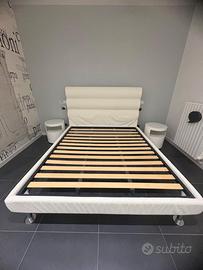 Letto matrimoniale pelle bianca con 2 comodini