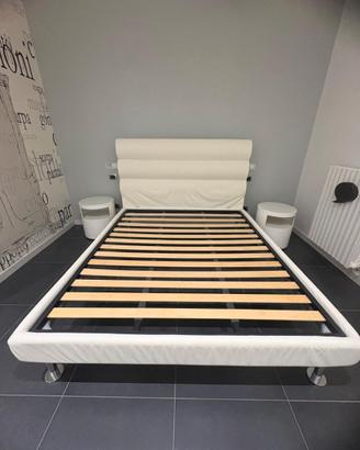 Letto matrimoniale pelle bianca con 2 comodini