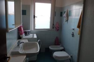 Ampia camera singola solo ragazza lavoratrice