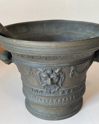 Mortaio antico in bronzo
