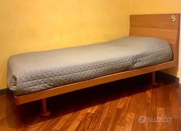 2 letti in legno cigliegio con reti e materassi