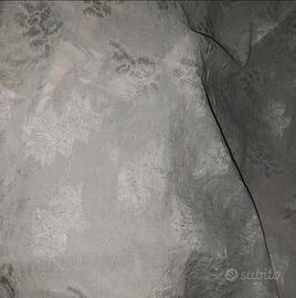 Due tende lunghe bianche