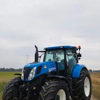 Trattore agricolo new holland T7030